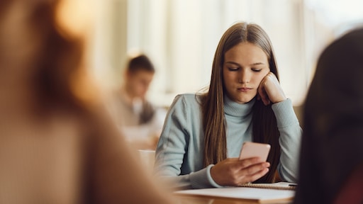 Weg met telefoons in de klas, zeggen ouders: 'Kinderen appen en kijken filmpjes in de les'