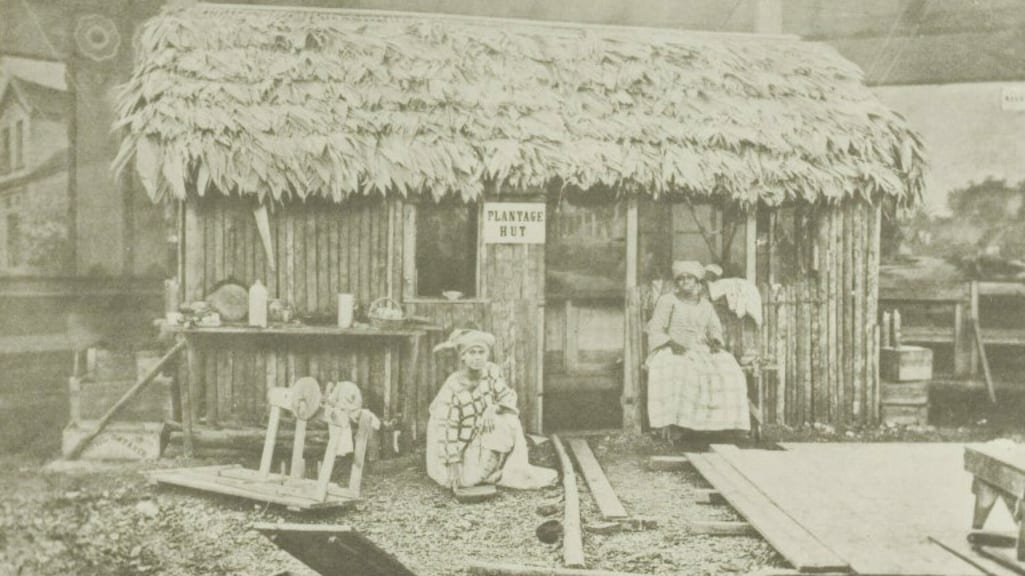 Creoolse vrouwen voor een plantagehut in het Surinaamse dorp, onderdeel van de Wereldtentoonstelling van 1883 op het Museumplein.