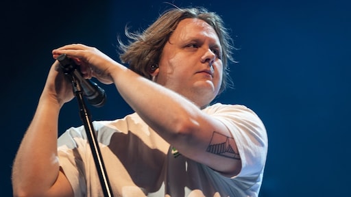 Lewis Capaldi zet zich in voor mentale gezondheid fans met gratis therapie