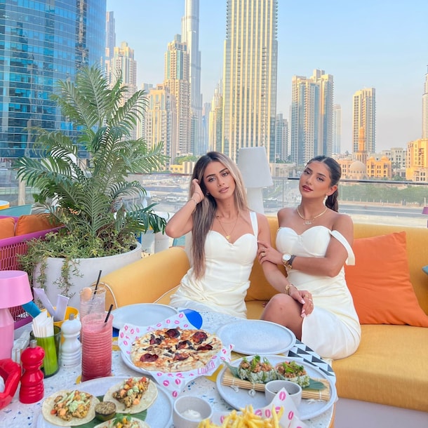 Nilab (rechts) met haar oudere zus.