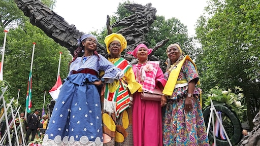 Wat wordt er tijdens Keti Koti herdacht en gevierd?