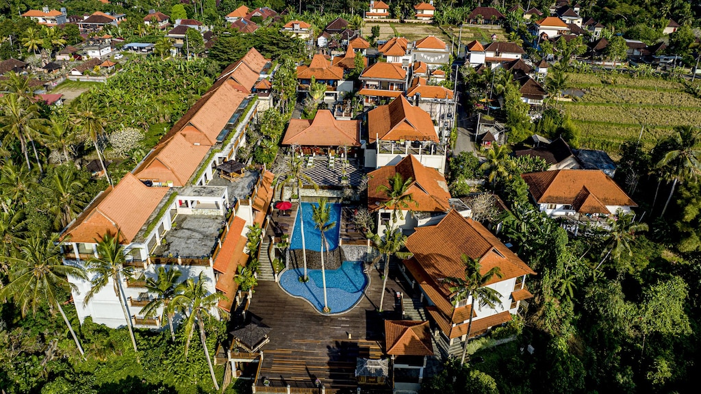 Een zwembad bij een resort op Balli.