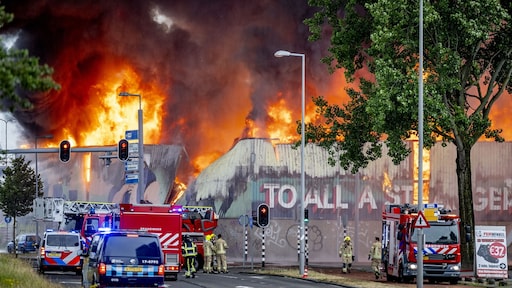 Grote brand in Rotterdam: zwarte rookwolken en NL-alert verstuurd