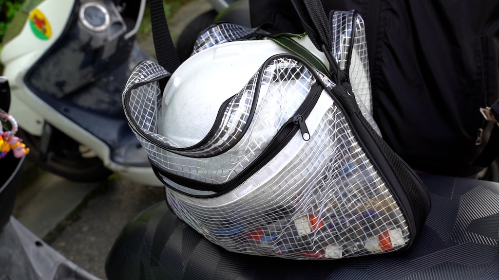 Alles voor geheimhouding: Het personeel van TSMC gaat met doorzichtige tassen naar de fabriek, zodat er niets kan worden gesmokkeld.