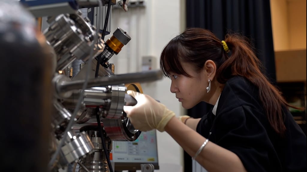Studente Vivian Chuang werkt in haar studentenlab aan een experiment.