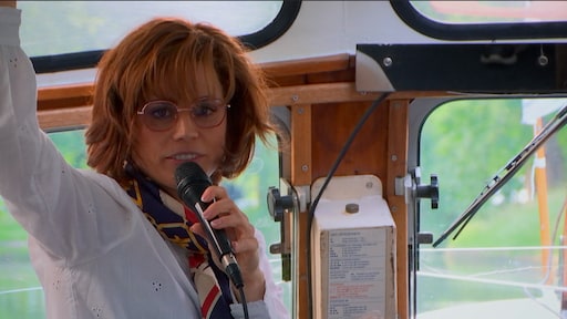 Tineke Schouten schiet Elise Schaap te hulp op Utrechtse rondvaartboot