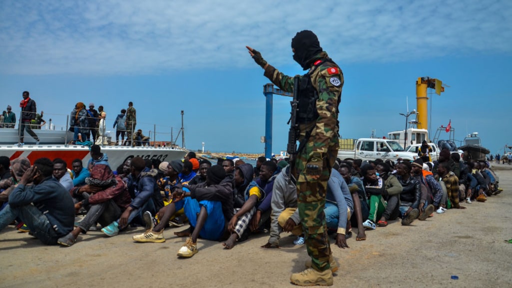 Een groep bootmigranten onderschept door de Nationale Garde, die hard optreedt tegen bootmigranten in de Tunesische havenstad Sfax.
