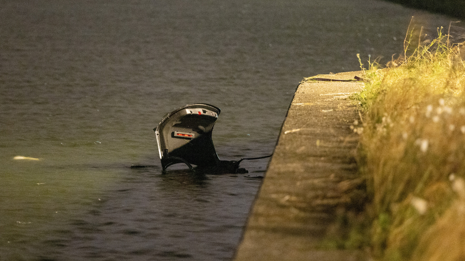 Drie doden na ongeluk Markenbinnen, auto raakte te water na aanrijding