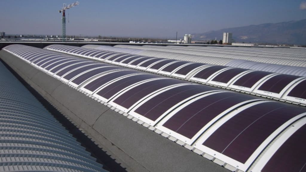 Zonnefolie op een gebogen dak.