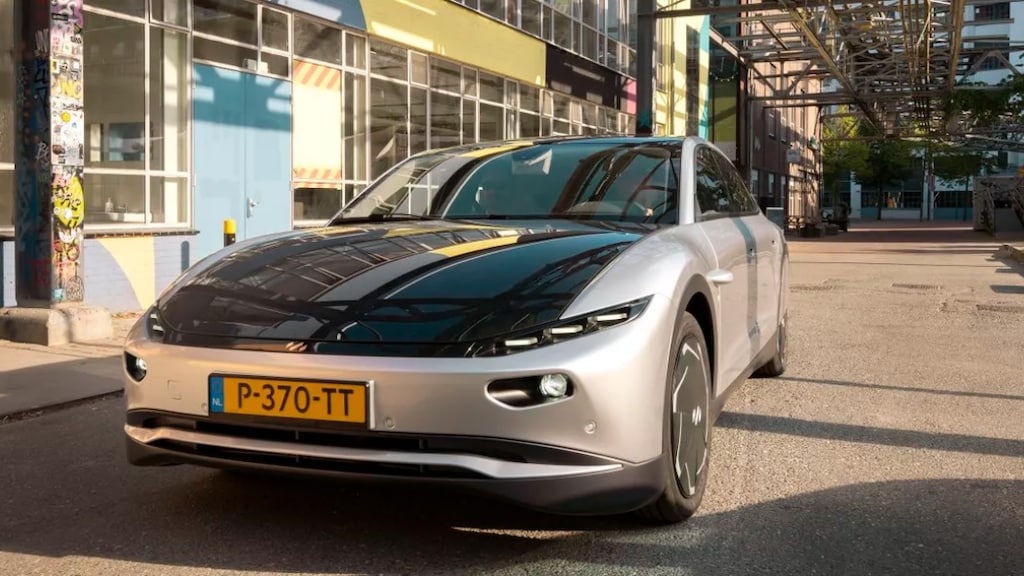 Zonnepanelen geïntegreerd in een auto van het Nederlandse bedrijf Lightyear