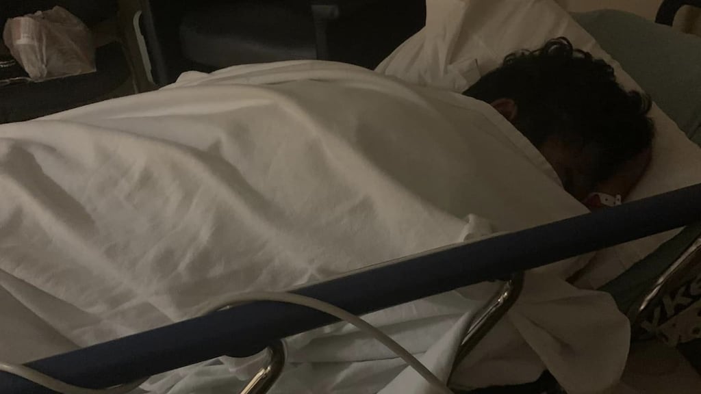 De familie van Farias deelt op Facebook beeld vanuit het ziekenhuis, waarop te zien is dat Farias in een ziekenhuisbed ligt.