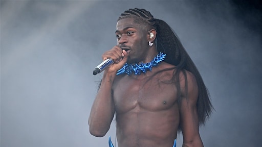 Lil Nas X onderbreekt show nadat fan seksspeeltje naar hem gooit