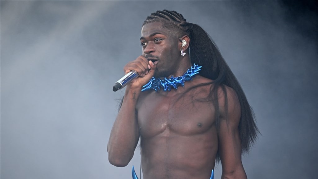 Lil Nas X onderbreekt show nadat fan seksspeeltje naar hem gooit