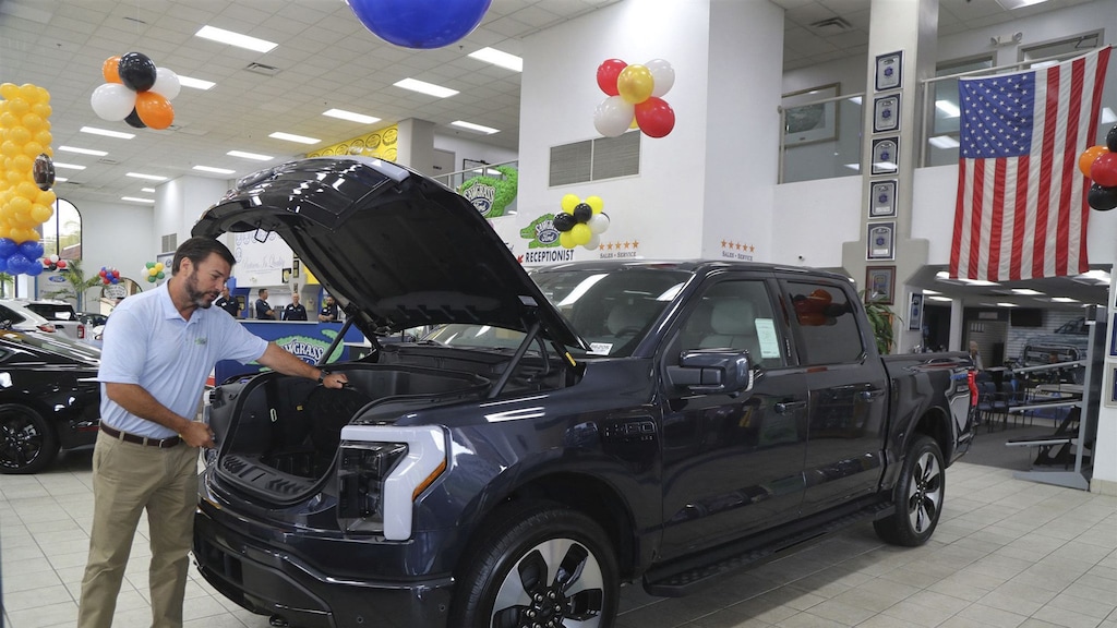 Ook in de VS worden elekrische auto's ontwikkeld die kunnen terugleveren, zoals de Ford F-150 Lightning. Volgens Ford kan de auto een huis tot drie dagen van stroom voorzien op een volledig opgeladen accu.