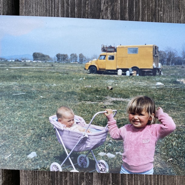 Eileen en Mayonne voor de vrachtwagen waarin ze woonden. "Eileen sleepte me in haar poppenwagen overal mee naartoe."