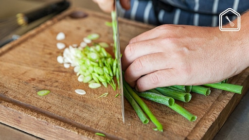 Bosui snijden: welk deel gebruik je voor welk gerecht? En hoe voorkom je dat het plakt?