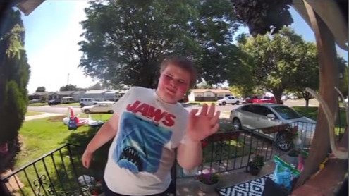 Gepeste Amerikaanse jongen vraagt bij buren om vrienden: 'Heb ze zo nodig'