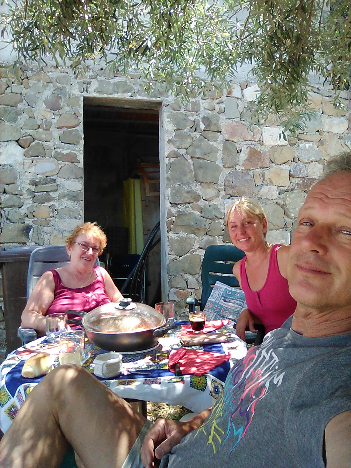 Tommaso gerarci met schoonzus Bilja en haar moeder onder de olijfboom.