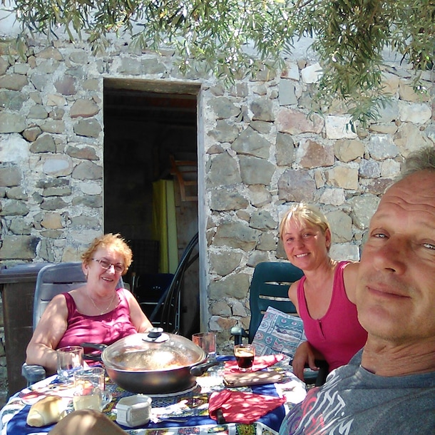 Tommaso gerarci met schoonzus Bilja en haar moeder onder de olijfboom.