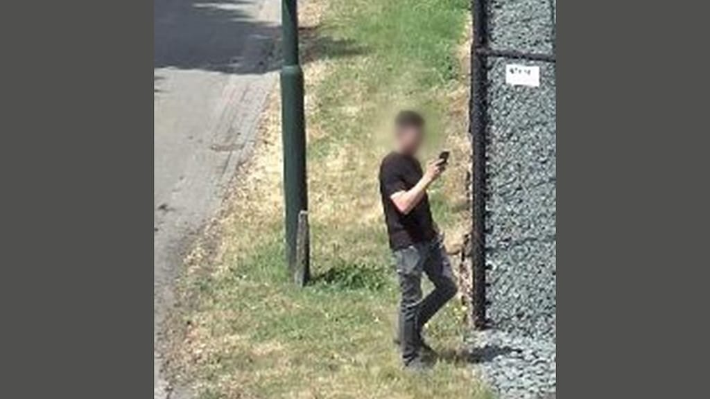 Overdag fotograferen criminelen de beveiligingscamera's van inlandterminals, 's nachts knippen ze gaten in het hek om binnen te komen.