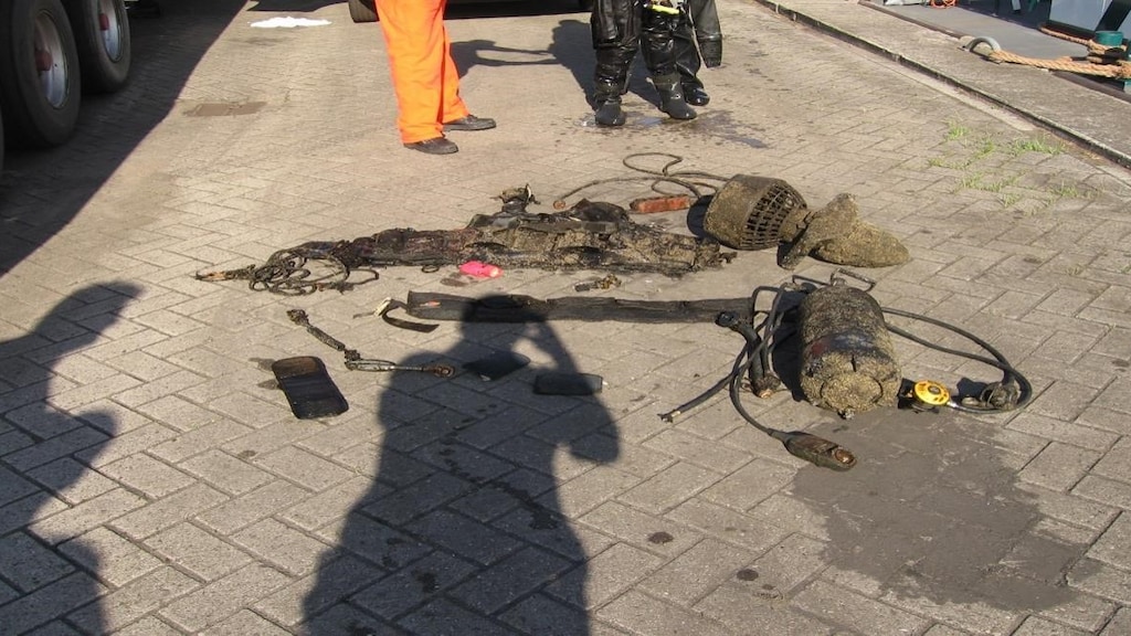 Door een drugsuithaler achtergelaten op de kade: duikersuitrusting om drugs onder een schip vandaan te halen.