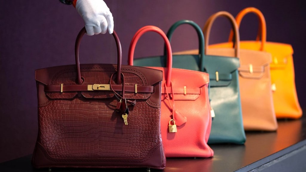 Een paar Birkins op een rij.