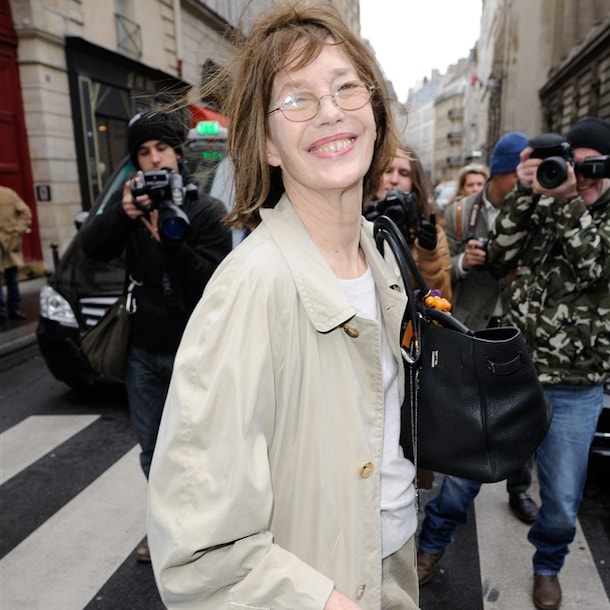 Wijlen Jane Birkin met de naar haar vernoemde tas om de schouder.