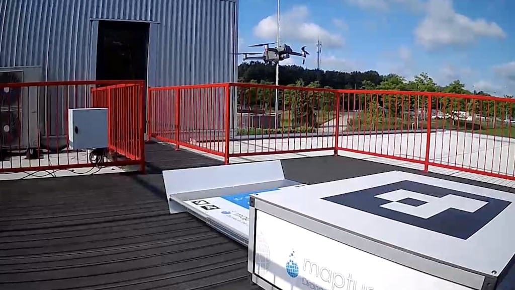 De automatische drone landt op het platform.