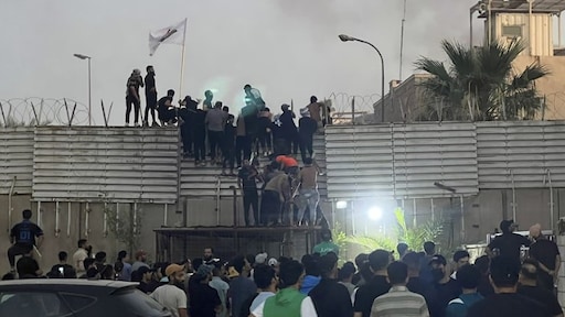 Woede om voorgenomen koranverbranding: Zweedse ambassade Bagdad bestormd