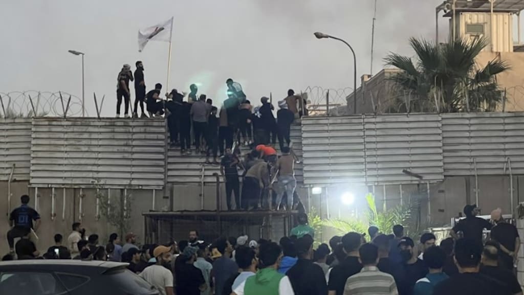 Woede om voorgenomen koranverbranding: Zweedse ambassade Bagdad bestormd