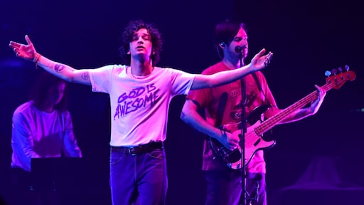 Maleisië legt festival stil na kus frontman en bassist The 1975 op podium