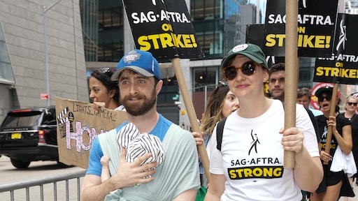 Daniel Radcliffe protesteert met pasgeboren baby in draagzak