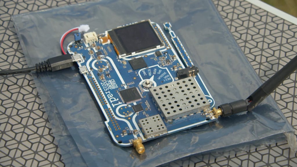 Met dit apparaatje wordt het TETRA-netwerk opgevangen.