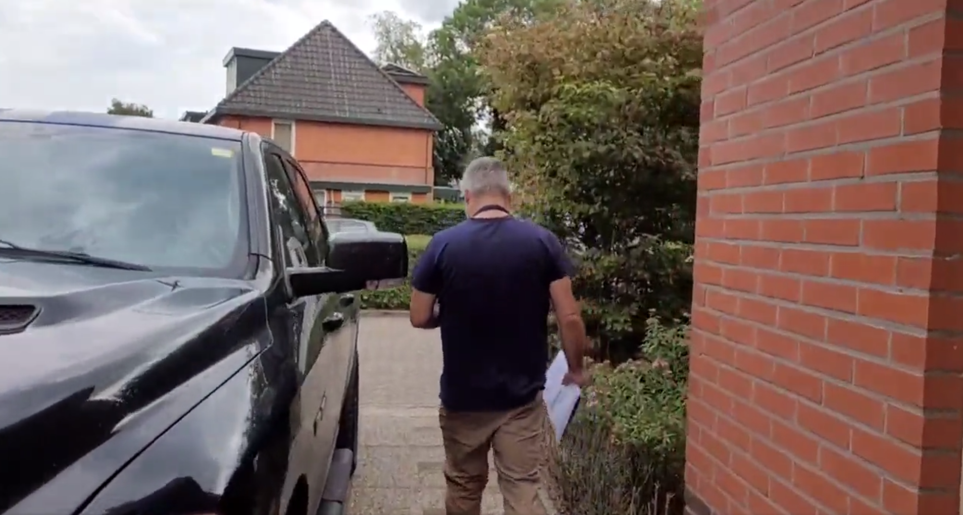 De deurwaarder en de auto die hij in beslag moet nemen. 