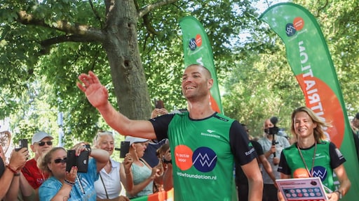 Zwemmer Maarten van der Weijden haalt met elfstedentriatlon 4,7 miljoen op