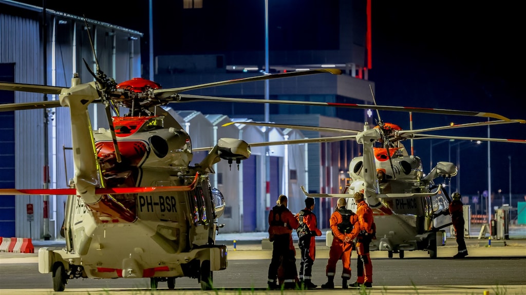 Twee helikopters van de Kustwacht op The Hague Airport die helpen bij de reddingsoperatie.