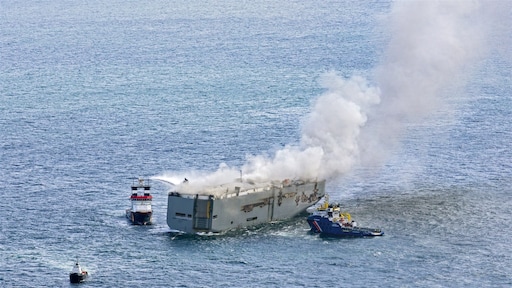 Kustwacht: brand op vrachtschip kan nog dagen duren
