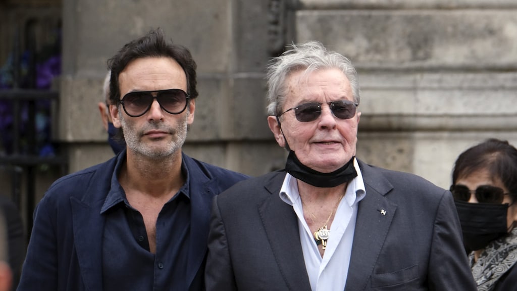 Franse politie doorzoekt huis assistente Alain Delon