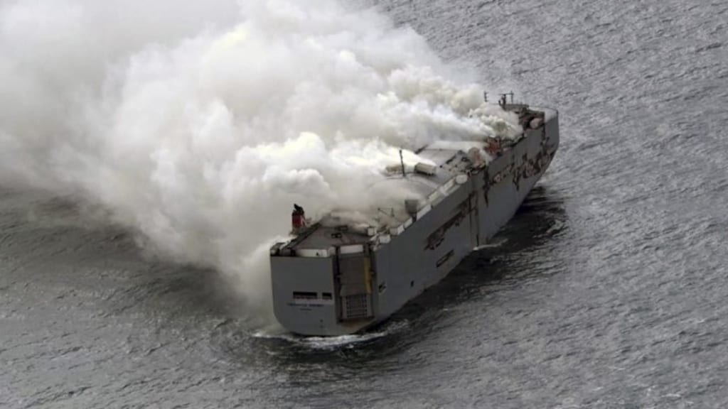 Harbers: olie uit brandend schip zal nog niet naar Waddenzee stromen
