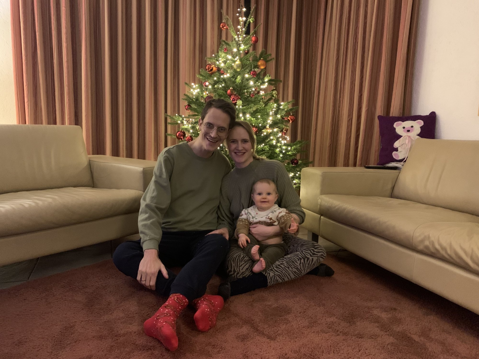 Maarten, Myrthe en Lucie bij de kerstboom.