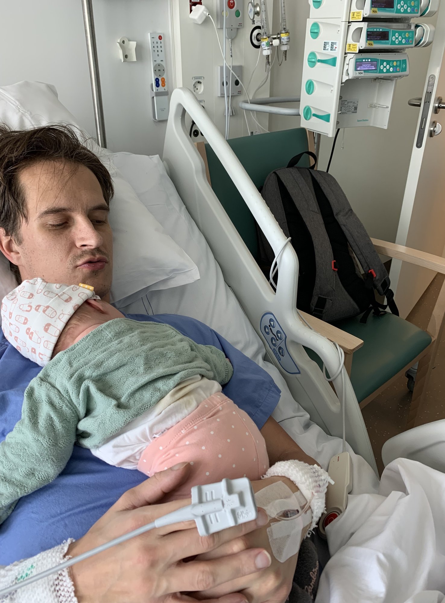 Maarten en de pasgeboren Lucie in het ziekenhuis.