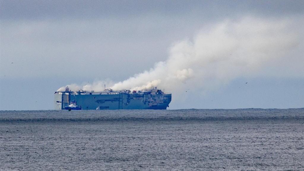 Brand niet uit te krijgen: dit is waarom elektrische auto's op schip voor kopzorgen zorgen