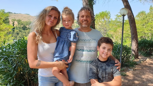 Politie-inval bij gezin Ik Vertrek: 120 uur taakstraf en torenhoge boetes