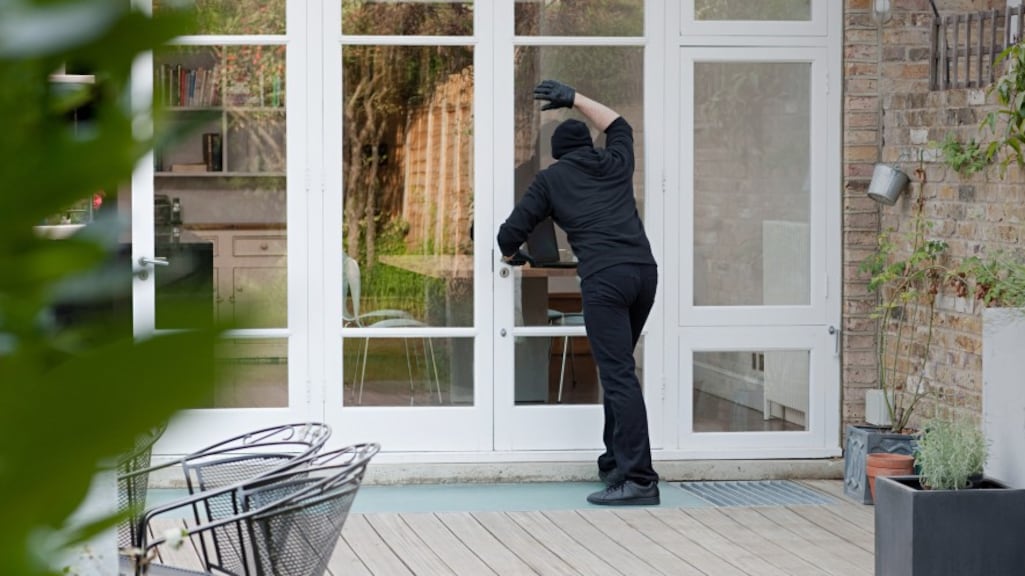 Op vakantie? Laat je huis zó achter om inbraak zoveel mogelijk te voorkomen