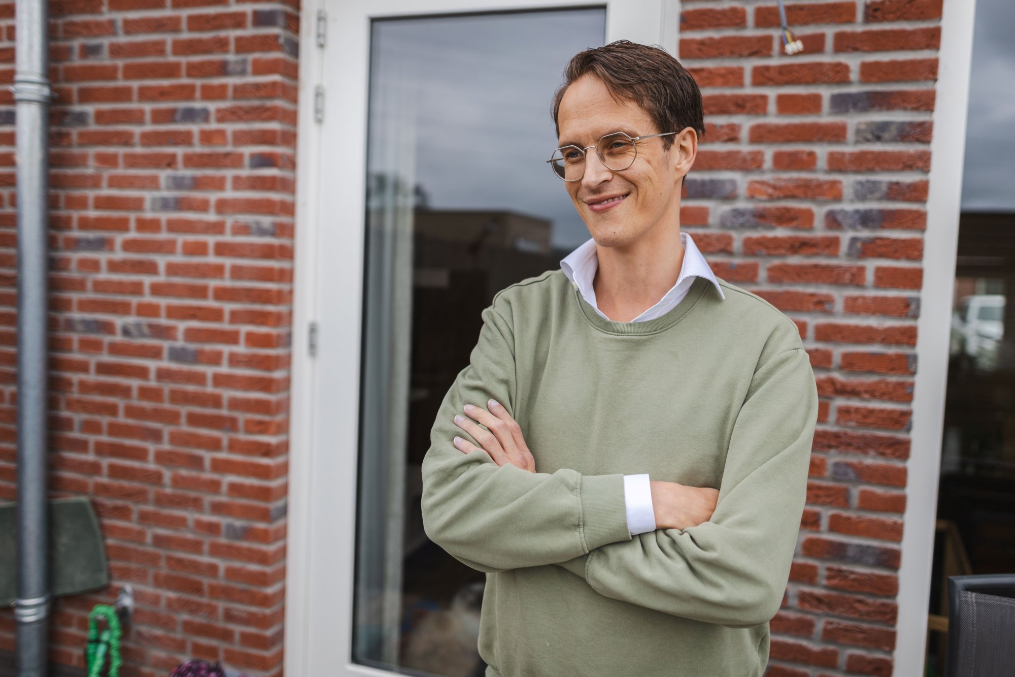 Maarten in de achtertuin in Valburg.