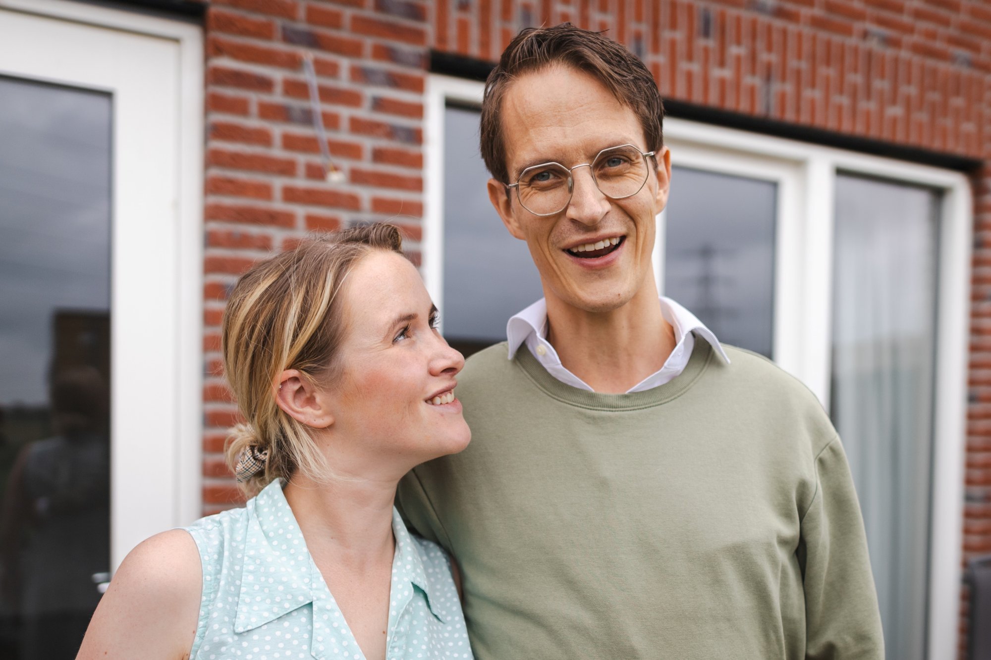 Opeens waren ze aan het zoenen... en ze kregen er applaus voor.