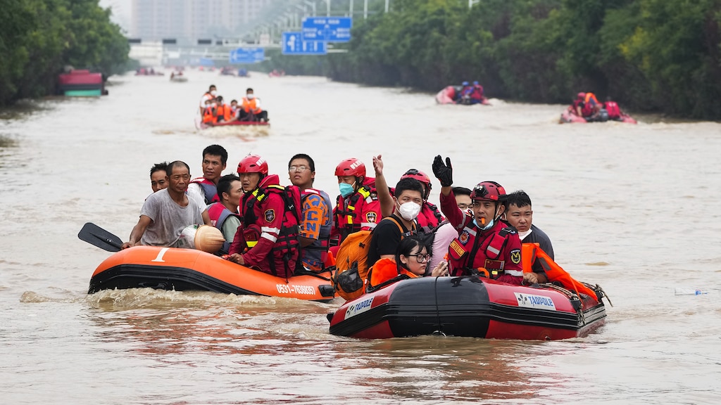Regenrecord in Peking: 'China zet sluizen open, bewoners zijn boos'