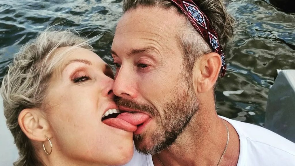 Tanja Jess en Charly Luske bezegelen huwelijksjubileum met gepassioneerde zoen