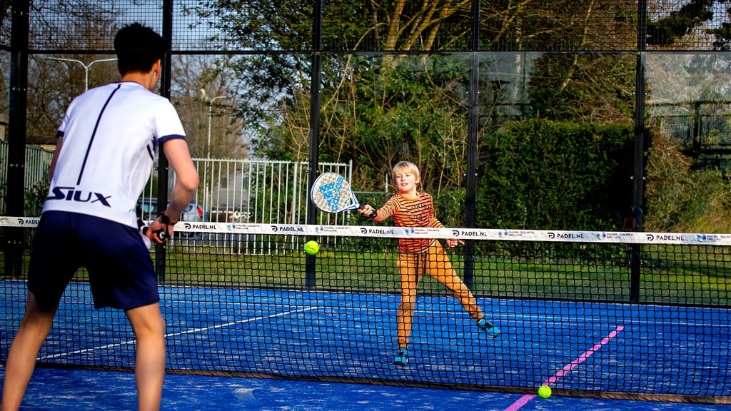 Padel op de padelbaan bij Tennisclub Tilburg (TCT).