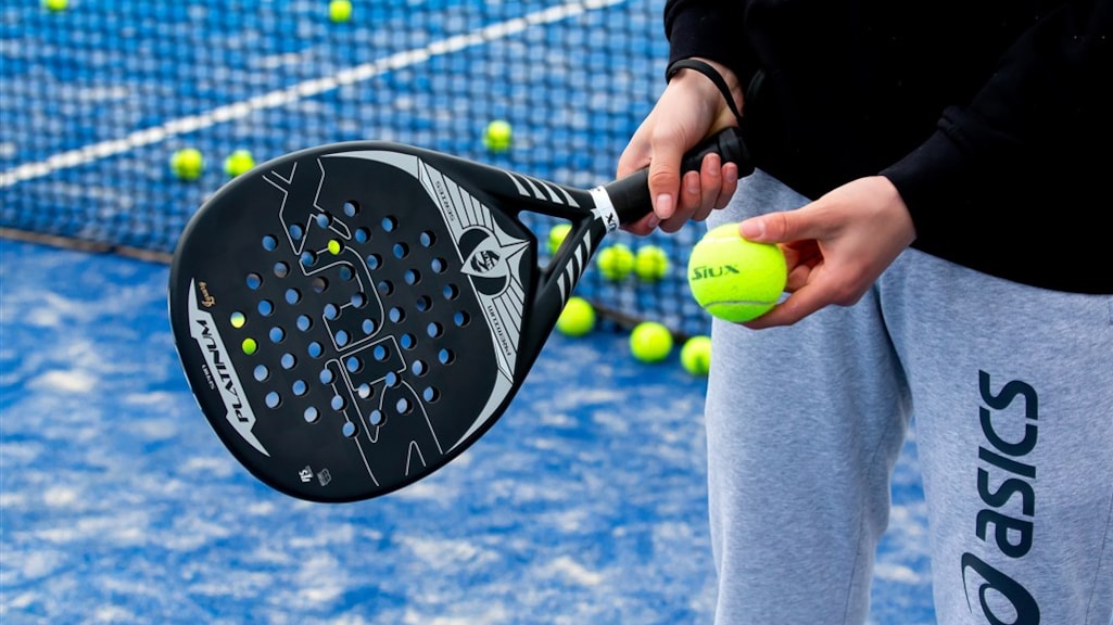 Padel op de padelbaan bij Tennisclub Tilburg (TCT).